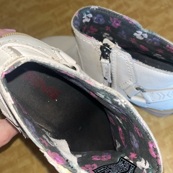 Teva cream leather Foxy booties size 6.5 low heel / preowned - Picture 11 of 11